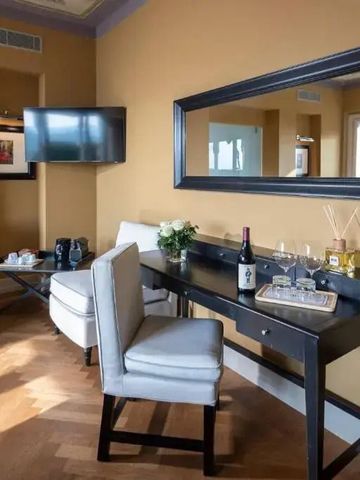 Eleganter Wohnbereich mit Sitzgelegenheiten und Schreibtisch