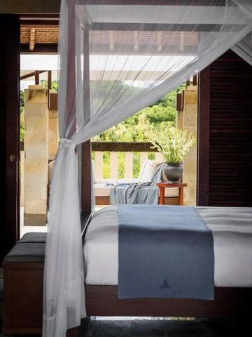 Blick von einem Schlafzimmer auf eine Terrasse mit üppiger grüner Aussicht