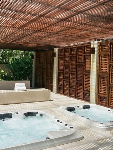Luxuriöser Spa-Bereich mit Whirlpools und Holzelementen