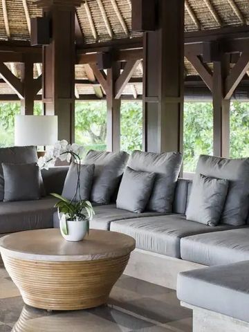 Moderne offene Lounge mit komfortablen Sitzgelegenheiten