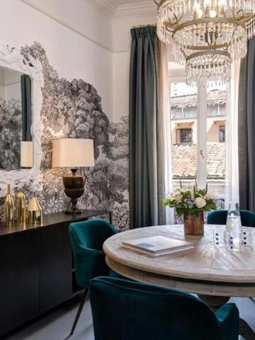 Harmonisch gestaltetes Esszimmer mit rundem Tisch und edler Tapete