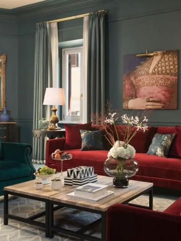 Luxuriöses Wohnzimmer mit opulenter Einrichtung und stilvollen Kunstwerken