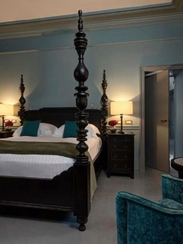 Elegantes Schlafzimmer mit Himmelbett und stilvoller Dekoration
