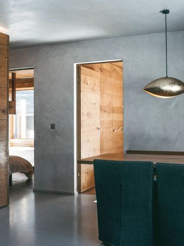 Moderner Essbereich mit Holzverkleidung und stilvollem Hängelicht