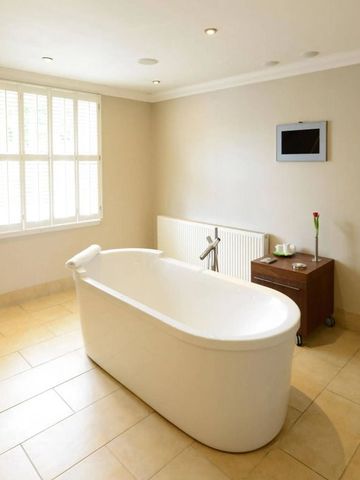 Helles Badezimmer mit freistehender Wanne und moderner Ausstattung
