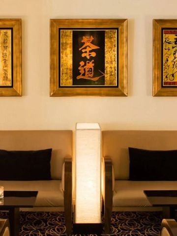 Elegante Lounge mit orientalischen Kunstwerken und bequemen Sitzmöglichkeiten