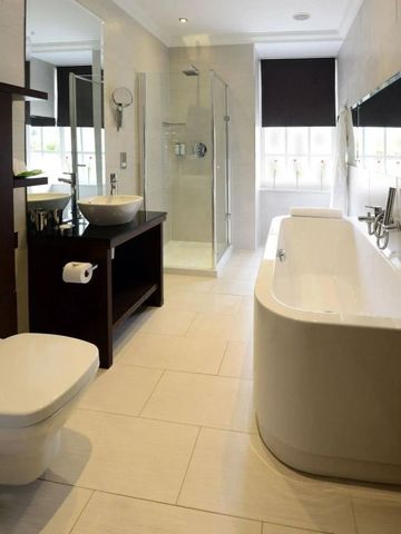 Modernes Badezimmer mit großer Badewanne und eleganter Einrichtung
