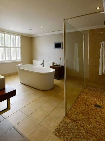 Luxuriöses Badezimmer mit freistehender Badewanne und großer Dusche
