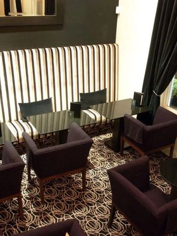 Elegante Hotellounge mit stilvollen Sitzgelegenheiten und Tischanordnung