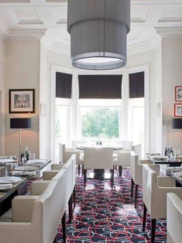 Helles Restaurant mit modernen Möbeln und großen Fenstern