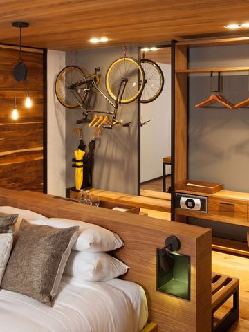 Hotelzimmer mit Holzdekor und stylischem Fahrrad