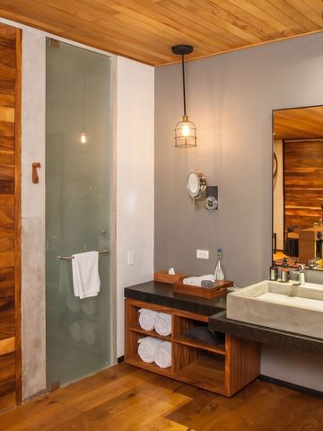 Badezimmer mit modernem Waschbecken und Holzdetails