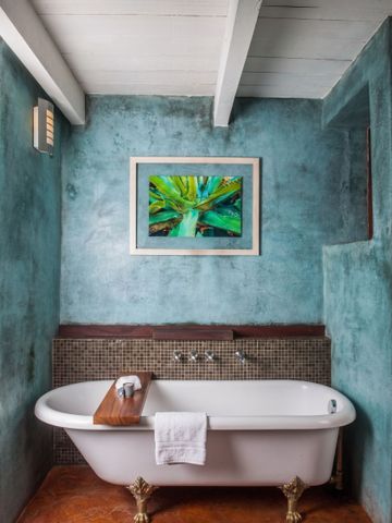 Freistehende Badewanne in einem stilvollen Badezimmer