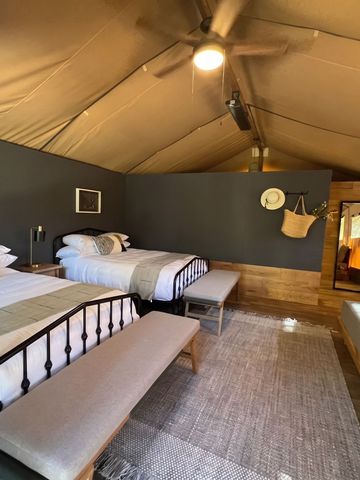 Zeltähnliches Zimmer mit zwei Betten und modernem Interieur