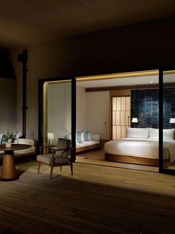 Terrasse und modern eingerichtetes Zimmer mit großem Bett im Hotel