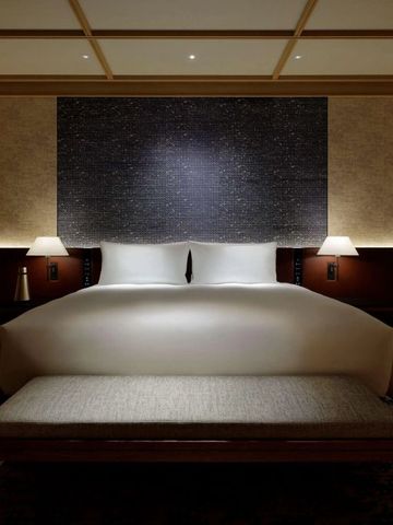 Elegantes Schlafzimmer mit großem Bett und stimmungsvoller Beleuchtung
