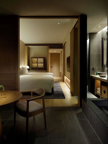 Moderne Hotelsuite mit offenem Bad und stilvoller Einrichtung