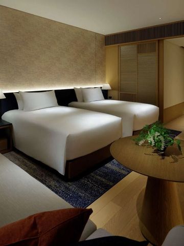 Geräumiges Zimmer mit drei Betten und modernen Möbeln