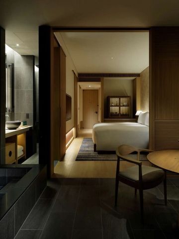 Moderne Suite mit luxuriösem Badezimmer und gemütlichem Sitzbereich