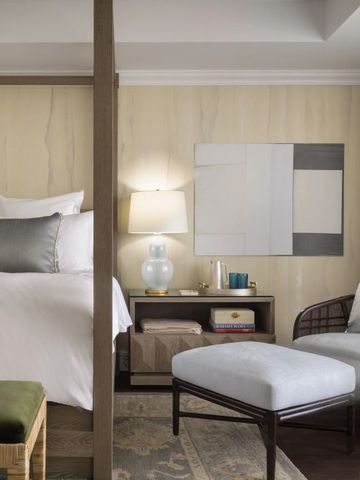 Gemütliches Hotelzimmer mit Sitzbereich und dekorativen Kissen