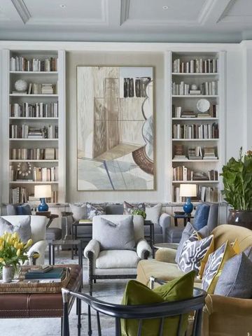 Elegante Lounge mit gemütlichen Sofas und kunstvollen Bücherregalen.