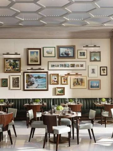 Restaurant mit stilvoller Wandkunst und geschmackvollen Sitzgelegenheiten.