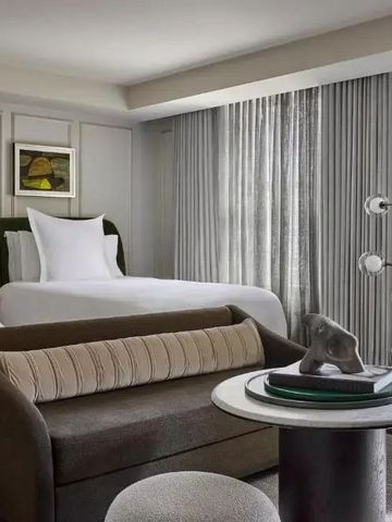 Luxuriöses Hotelzimmer mit elegantem Sofa und zeitgenössischer Kunst an der Wand