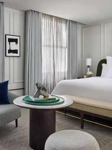 Helles Hotelzimmer mit modernem Design und einladender Sitzgelegenheit