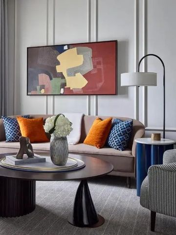 Moderne Lounge mit geschmackvoller Dekoration und stilvollen Möbeln