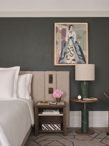 Gemütliches Hotelzimmer mit modernem Kunstwerk und luxuriösem Doppelbett.
