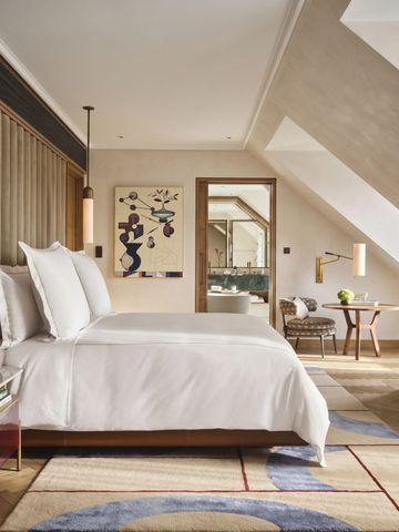 Exklusives Hotelzimmer mit moderner Dekoration und komfortablem Bett.