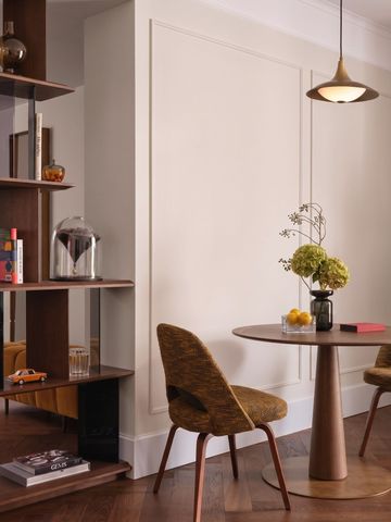 Moderne Loungeecke mit stilvollem Dekor und Bücherregal