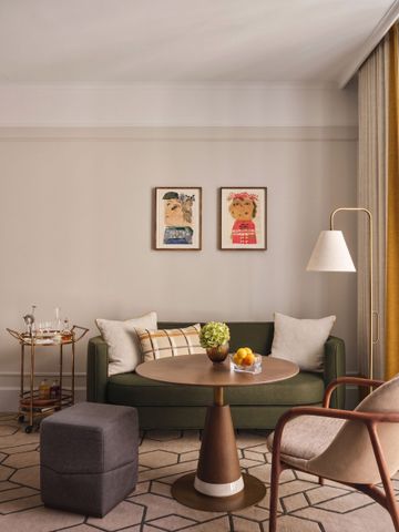 Elegant gestaltetes Wohnzimmer mit grüner Couch und stilvollem Tisch