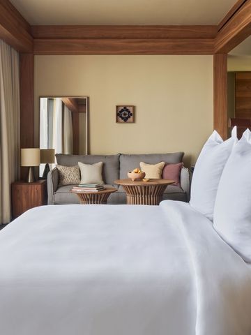Geräumiges Hotelzimmer mit Sitzbereich und modernem Design.