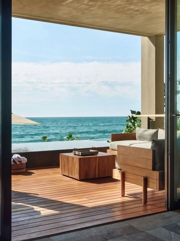 Terrasse mit Meeresblick und luxuriöser Ausstattung.
