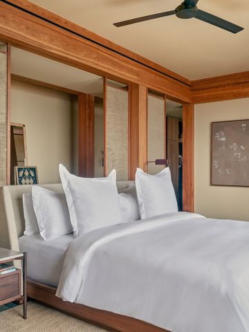 Geschmackvoll eingerichtetes Schlafzimmer mit Kingsize-Bett und Holzakzenten