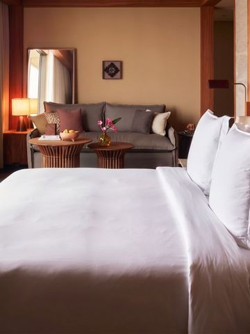 Geräumiges Zimmer mit gemütlichem Sofa und stilvollem Dekor