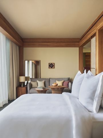 Luxuriöses Zimmer mit Balkonblick und moderner Eleganz