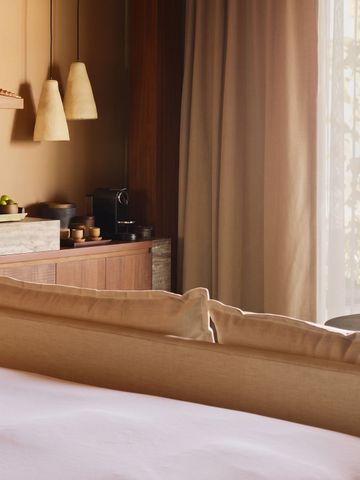 Elegantes Schlafzimmer mit stilvoller Dekoration und Tageslicht