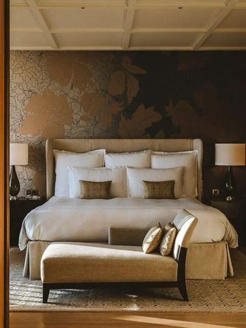 Luxuriöses Schlafzimmer in warmen Tönen mit eleganter Einrichtung