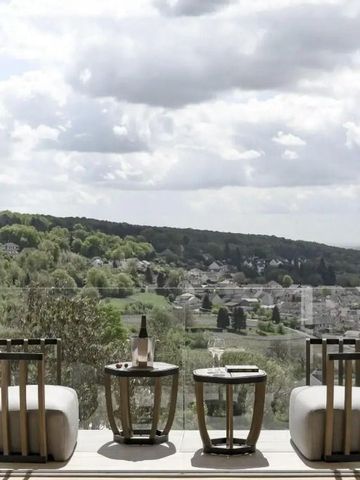 Panoramablick auf Hügel und Dörfer vom Hotel aus