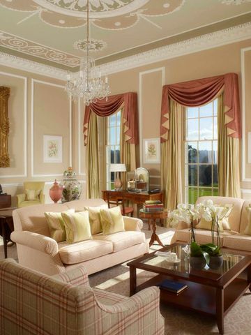 Eleganter Salon mit klassischen Möbeln und Kronleuchter im Royal Crescent Hotel