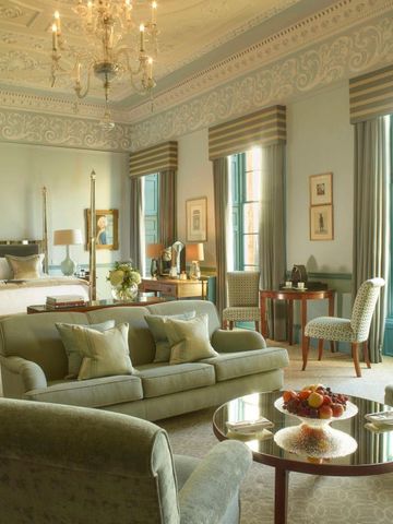 Luxuriöses Schlafzimmer mit Himmelbett und stilvollen Sitzmöbeln im Royal Crescent Hotel