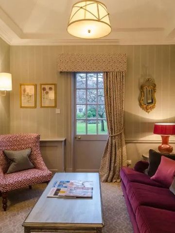 Gemütlicher Wohnbereich mit Sofa und Blick auf Garten im Royal Crescent Hotel