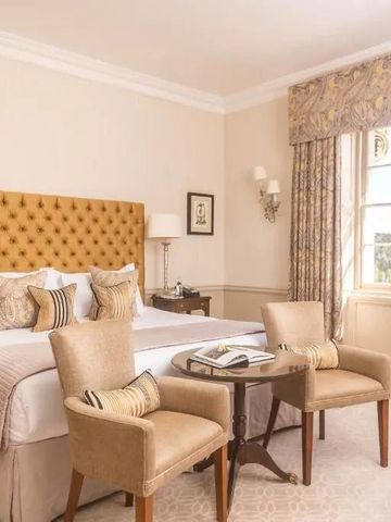 Luxuriöses Schlafzimmer mit kingsize Bett und zwei Sesseln