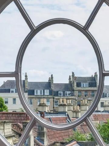 Großes rundes Fenster mit Blick auf historische Gebäude