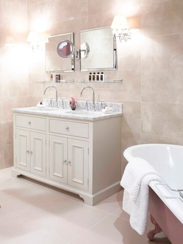 Helles Badezimmer mit Badewanne und stilvoller Einrichtung