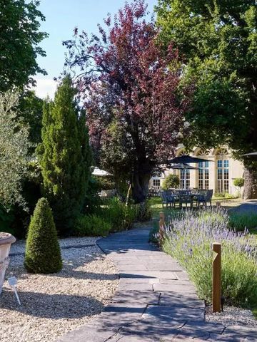 Ruhiger Hotelgarten mit Bäumen Blumen und Sitzbereichen