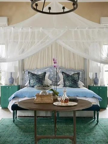 Luxuriöses Schlafzimmer mit Baldachin und eleganten Dekorationen