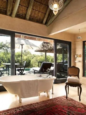 Geräumiges Badezimmer mit modernen Annehmlichkeiten und Blick auf Terrasse